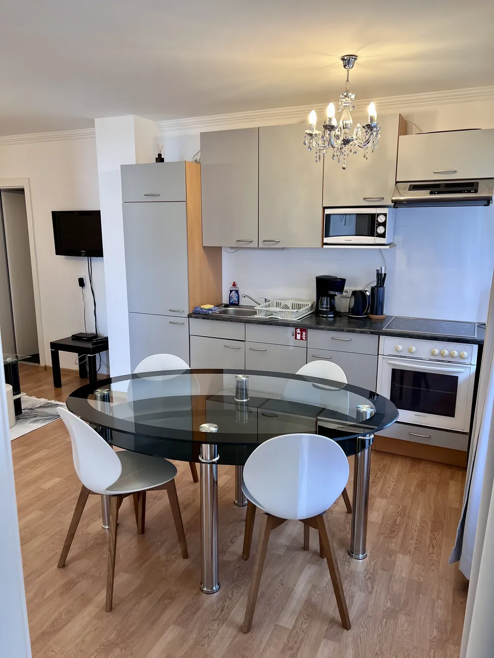 Küche und runder Esstisch in Apartment 2