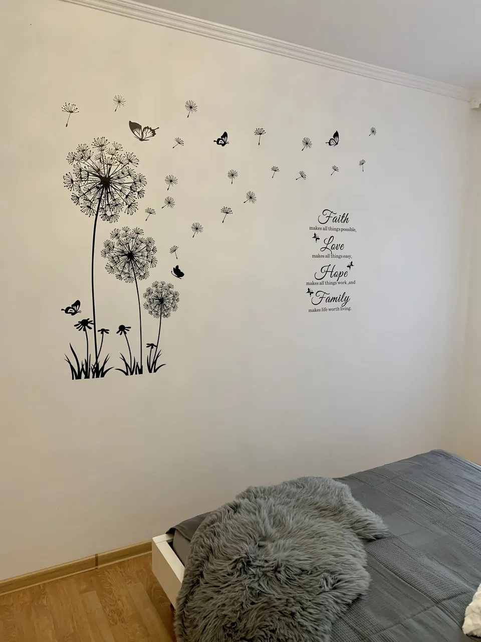 Weiterer Schlafraum von Apartment 2 mit Bett und Wanddekoration