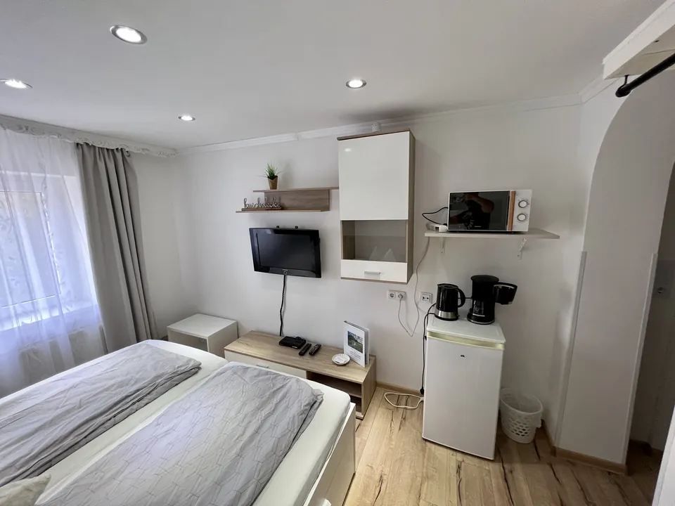 Kaffeemaschine, Mikrowelle und Kühlschrank im Doppelzimmer