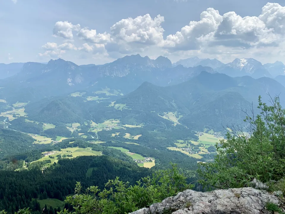 Blick vom Grubhörndl über grüne Berghänge und die Gipfel rund um Lofer
