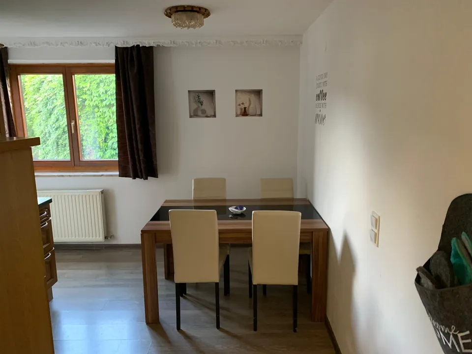 Esstisch vor dem Fenster in der Maisonette-Wohnung