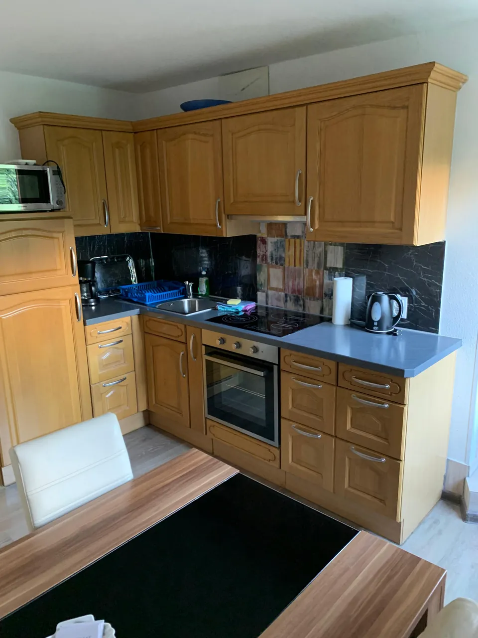 Holzküche der Maisonette mit Backofen und Arbeitsfläche