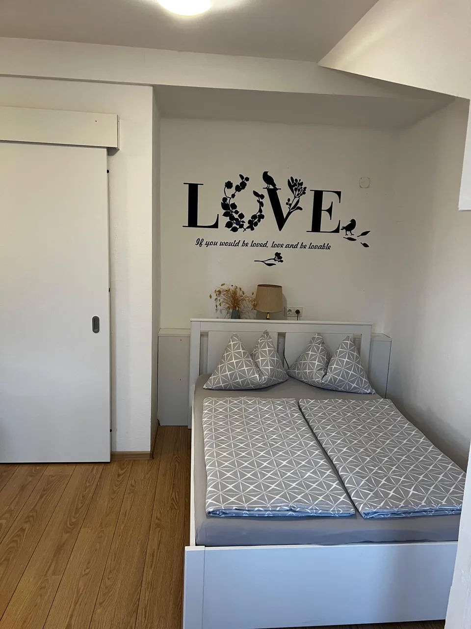 Weiteres Doppelbett in der Schlafnische der Maisonette