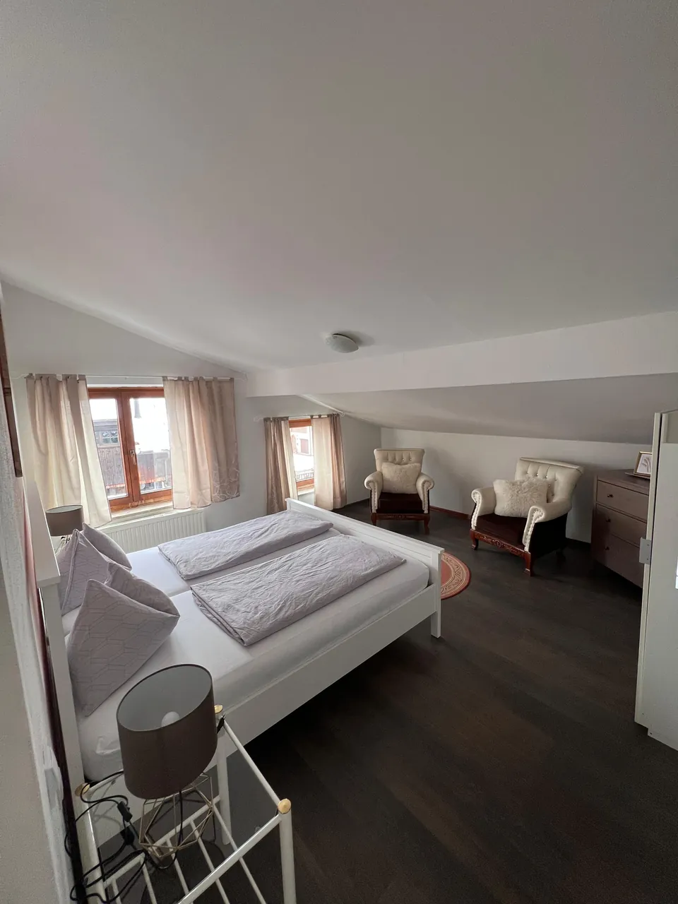 Doppelbett im Schlafzimmer der Maisonette unter der Dachschräge
